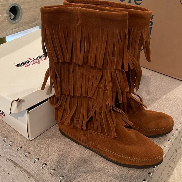 Women’s Minnetonka suede Moccasin boots NIB size 8 brown - Picture 2 of 11